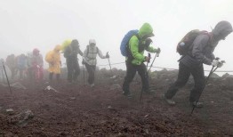 3名登山者在富士山开放2天内死亡;日本警方和导游敦促登山者做好充分准备，做出明智的决定
