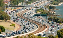 珀斯的交通：司机们每年花在路上的时间长达60个小时，周二是交通最拥堵的一天