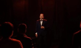 爱丁堡艺穗节最受欢迎的节目和海报选择了可口的同性恋机器人来扮演新星