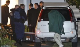 杀害女孩的凶手在袭击另一名女子后被假释，家人在法庭上哭泣