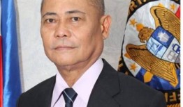 海外旅行社的工作人员向美国国际航空公司的失物招领处上交了2000美元