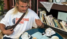 AFL球星贝利·史密斯在欧洲以白莲花风格的逃亡从前交叉韧带的挫折中“恢复”