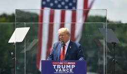 唐纳德·特朗普在暗杀未遂后的首次户外集会上在防弹玻璃后面发表讲话