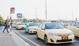 迪拜：送孩子上学的出租车;为什么有些家长不坐公交车而坐出租车