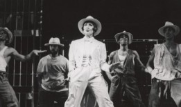 2月17日，百老汇熄灯纪念三届托尼奖得主奇塔·里维拉