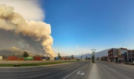 野火烧焦了美国和加拿大的大片地区，一架加油机在俄勒冈州坠毁，造成一名飞行员死亡