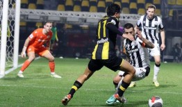 AEK和Aris赢得德比，绿党领先