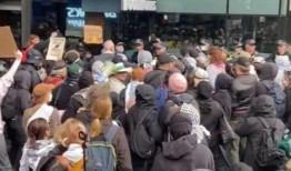 25000名抗议者包围了在墨尔本举行的陆军防务博览会，引发了混乱