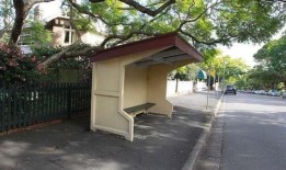 杀害女孩的凶手在袭击另一名女子后被假释，家人在法庭上哭泣