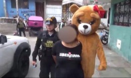 视频显示，身着情人节熊装的警察逮捕了涉嫌女毒贩