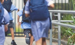 由于家长们对学费感到压力，返校成本不断上升