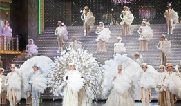 宝冢剧团成员去世后举行了首场演出