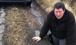 苏格兰公共汽车司机在1万英镑的议会斗争后被迫自己修理“齐腰深”的坑