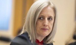 扣发工资，给行为不端的政客红牌