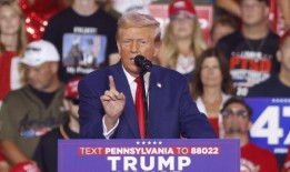 在宾夕法尼亚州东北部的集会上，特朗普在经济言论和个人侮辱之间摇摆不定