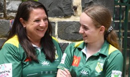 皮普从小就不能打板球，现在她和女儿一起比赛