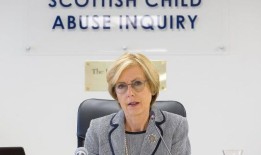 调查显示，儿童的安全单元是“地狱”，在那里脱掉鞋子，这样他们就不能逃跑了