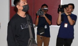 柔佛商人被控三年前严重伤害妻子，被判出庭辩护