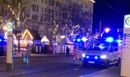 德国圣诞市场汽车撞倒购物者（图片视频）