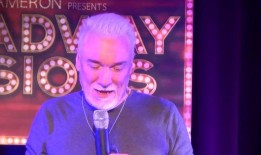 31天的节日欢乐：帕特里克·佩奇(Patrick Page)以一种(开玩笑的)戏剧性的方式朗读了《我有一个小德瑞德尔》(I Have a Little Dreidel)