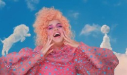 凯蒂·佩里透露她将在七季后离开《美国偶像》，并调侃新音乐《国家》