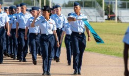 JD万斯邀请海军陆战队老兵丹尼尔·彭尼作为陆海军游戏嘉宾