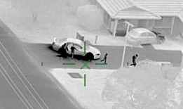 据称，一名珀斯男子在警方追捕涉及儿童后被发现躲在垃圾箱里