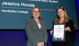 拉维娜每周用两天的时间来做金属作业