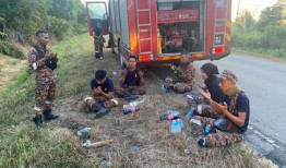 在火堆旁吃早餐