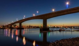 痒桥的灯光由蓝变红，更近一步