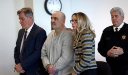 迪安·卡普萨利斯因种族主义路怒杀人被判终身监禁