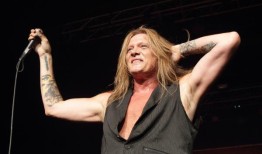 摇滚明星在个人演出中对前乐队谩骂