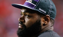 《弱点》(The Blind Side)一家多年来一直在推动收养Michael Oher说他是在撒谎