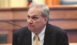 参议员蒂姆·梅尔森的家人说，他在韩国医院的病情正在好转