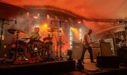 流行摇滚乐队取消了他们的整个北美舞台巡演，没有给出任何理由