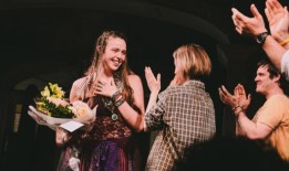 图片：莎拉·保尔森领导的适当的第一次谢幕在贝拉斯科，标志着艾拉·比蒂的百老汇首演