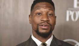 演员乔纳森·梅杰斯的前妻在和解后撤销了侵犯和诽谤诉讼