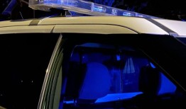 在接到报警称司机在红绿灯前睡着后，中场警察被嫌疑车辆拖走