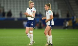 乔治亚·斯坦威称赞利亚·威廉姆森的领导能力，狮女们对法国进行了报复