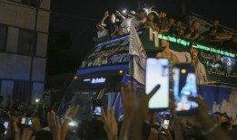 金牌拳击手伊曼·凯利夫在返回阿尔及利亚时欢呼