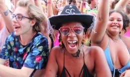 据报道，2023年Hangout Fest有107人被捕;总数低于2022年