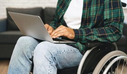 这名患有脊柱裂的美国男子的目标是进行技术改造，增强行动能力