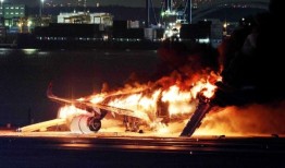 日本航空公司在飞机起火后疏散了所有379名乘客