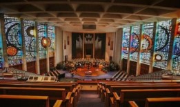 “希望与救赎”：看看阿拉巴马州教堂里令人惊叹的彩色玻璃窗