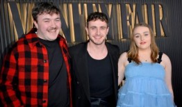 有人看到保罗·梅斯卡尔在手机上看经典爱情喜剧