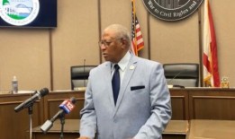 塞尔玛市长要求警察局长下台，因为青少年在警察总部外举行了“怪胎”派对