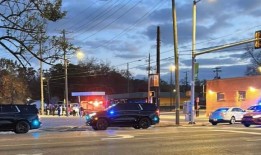 经过两个小时的谈判，警察将陷入危机的少年从伯明翰大楼的屋顶上哄下来