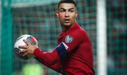 在利雅得的新博物馆里，球迷们猛烈抨击克里斯蒂亚诺·罗纳尔多的雕像