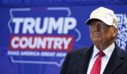 特朗普告诉爱荷华州的支持者，即使他们“病得像狗一样”也要投票：抗议者扰乱集会