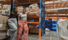 墨尔本妇女从垃圾填埋场转移成吨的衣服